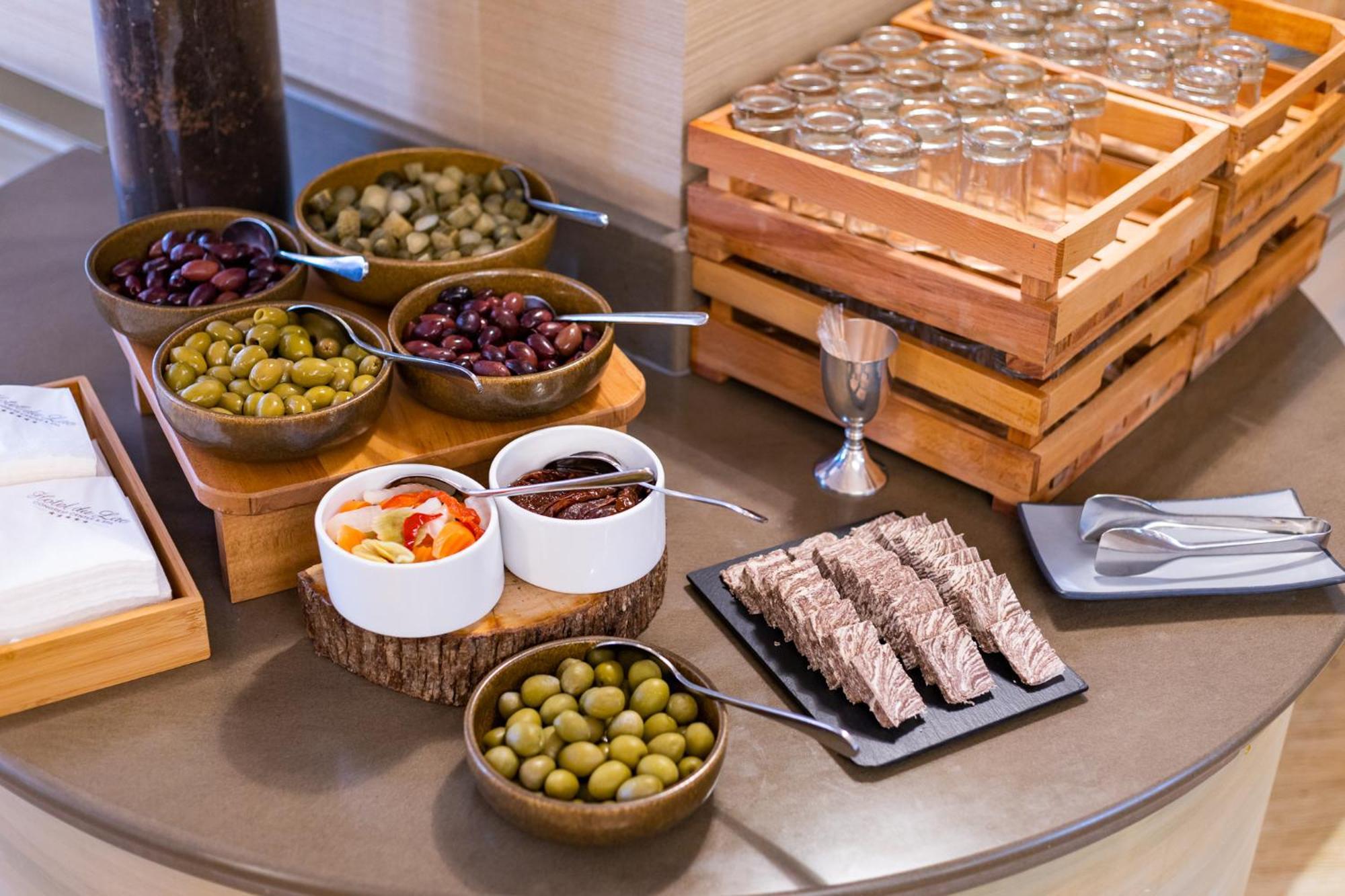 Hotel Du Lac Congress Center & Spa Ioannina Exterior foto A selection of olives and olive oil